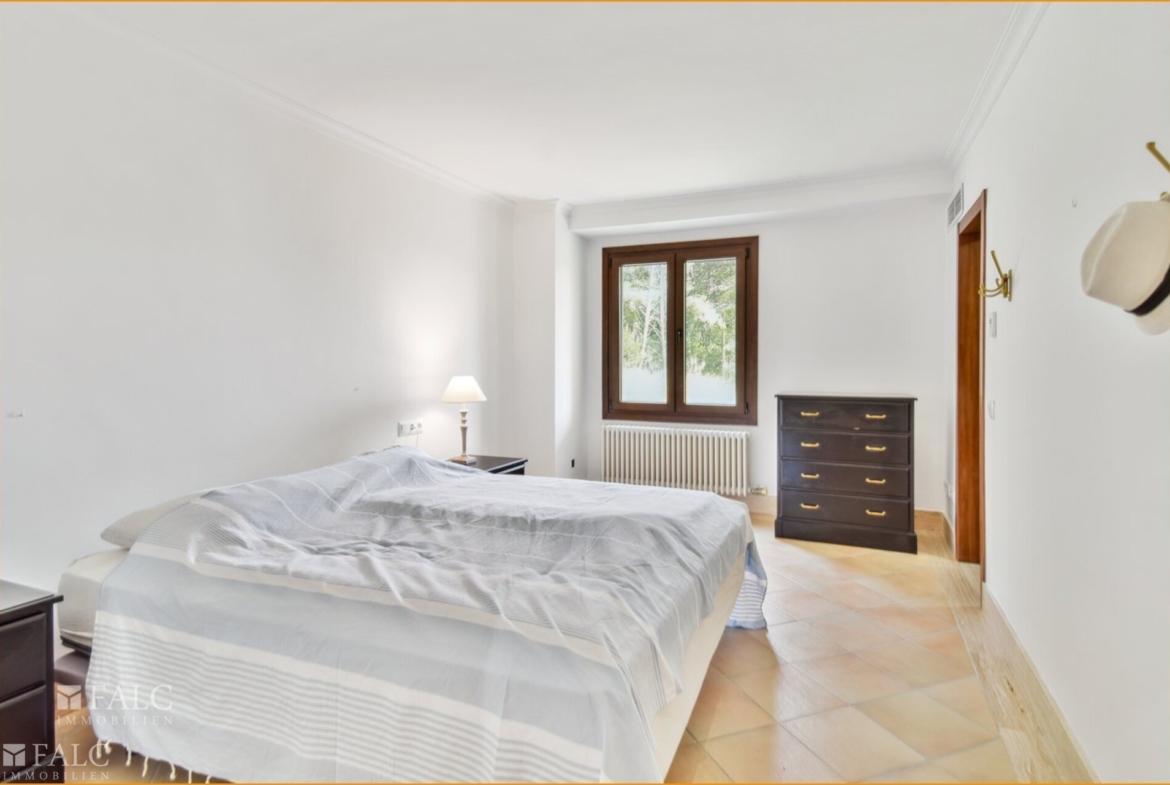 Schlafzimmer mit/dormitorio con/bedroom with...